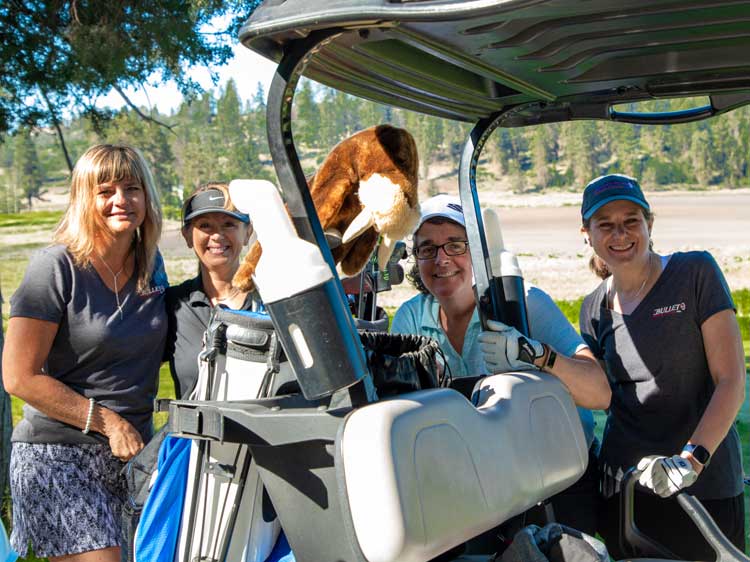 four women golfers